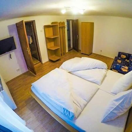 Отель Casa Germana Lupeni  Экстерьер фото
