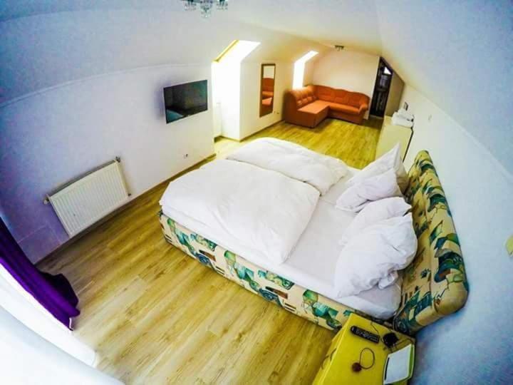 Отель Casa Germana Lupeni  Экстерьер фото