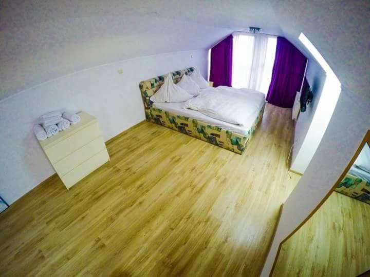 Отель Casa Germana Lupeni  Экстерьер фото