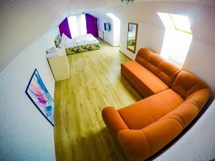 Отель Casa Germana Lupeni  Экстерьер фото