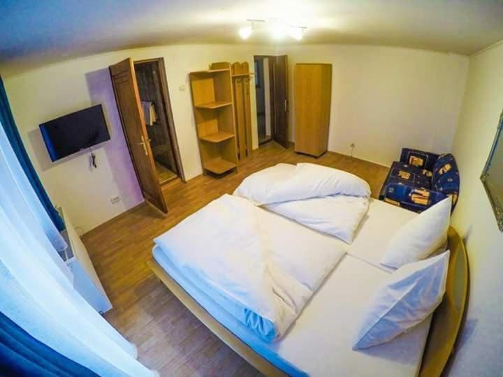 Отель Casa Germana Lupeni  Экстерьер фото