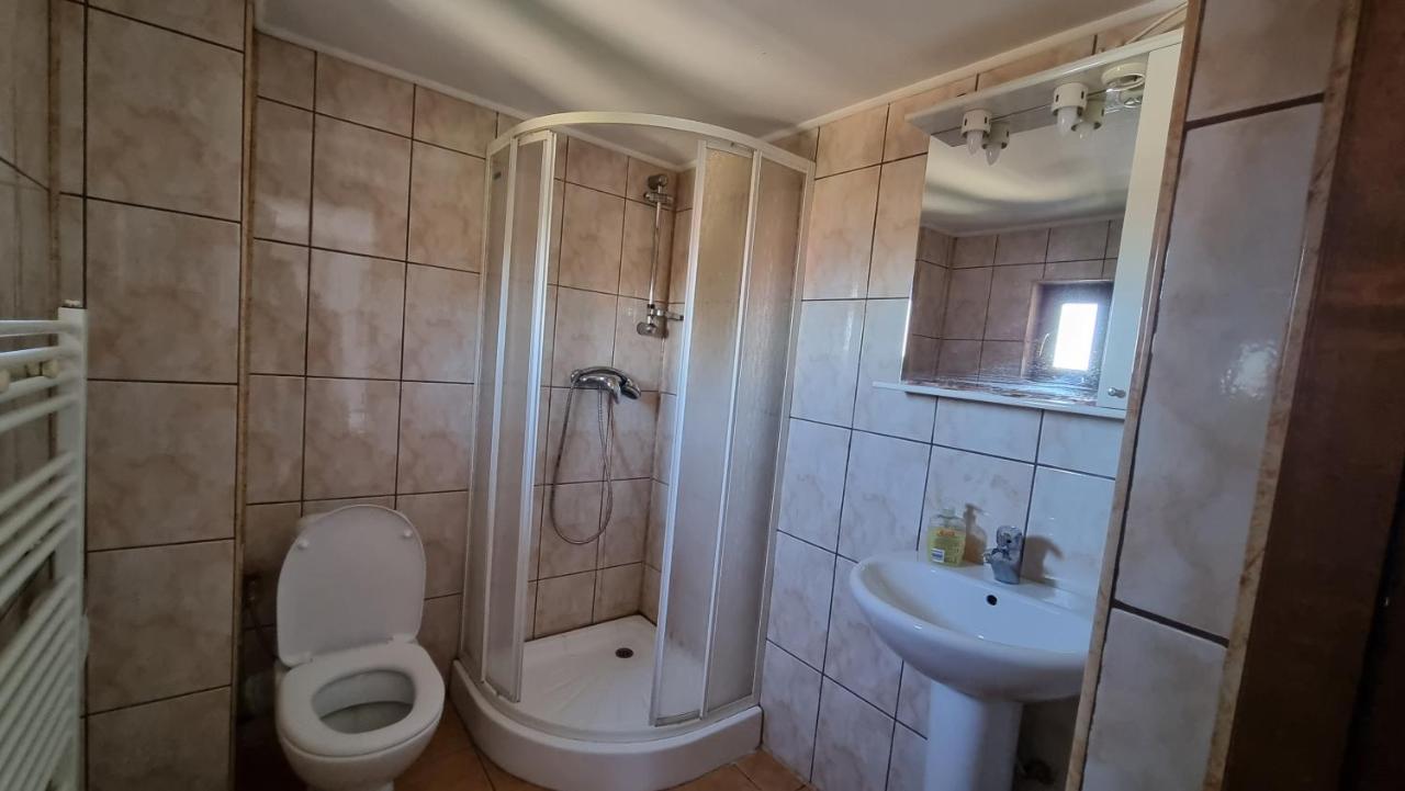 Отель Casa Germana Lupeni  Экстерьер фото