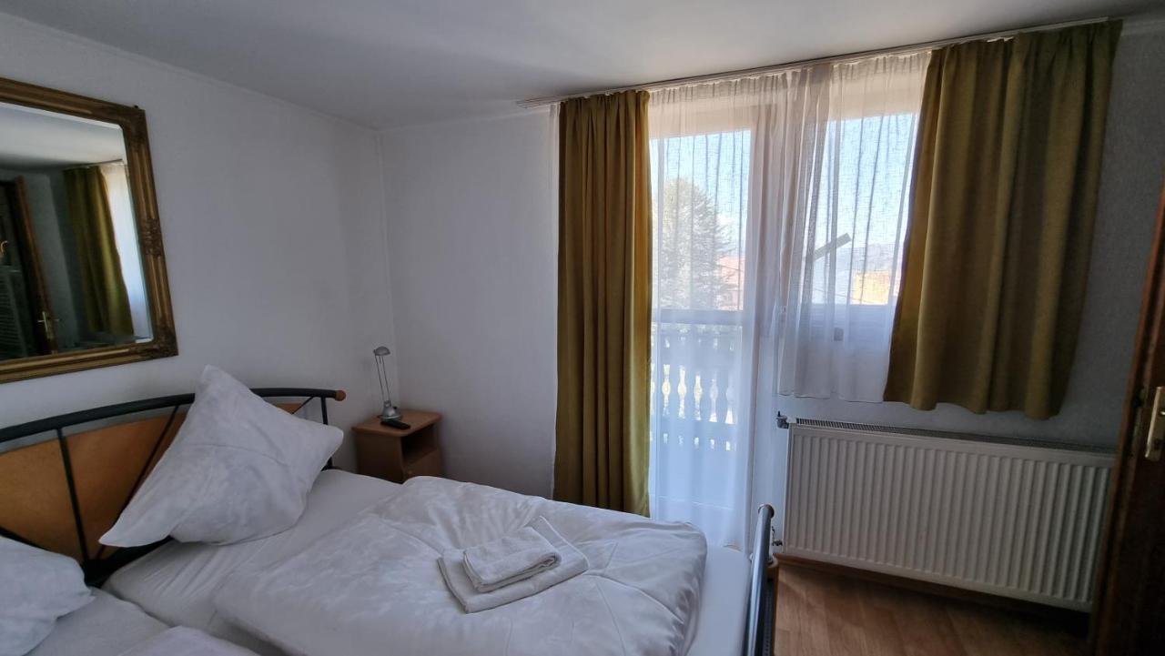 Отель Casa Germana Lupeni  Экстерьер фото